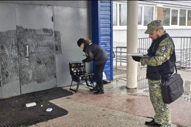 СК РФ: напавшему на учительницу у школы в Добрянке ученику назначили экспертизу