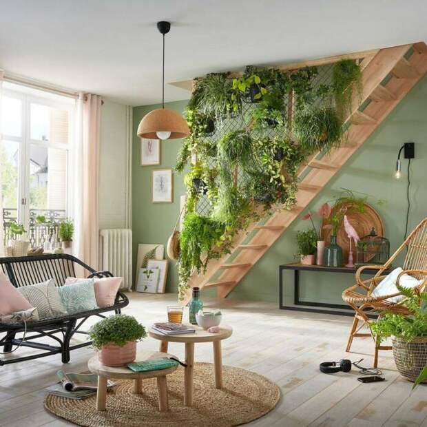Зелень отлично оживит деревянные стены /Фото:sksinmar.ru