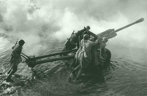 Советские артиллеристы транспортируют 76-мм дивизионную пушку ЗиС-3 во время форсирования Одера. Артиллерия РККА, Великая Отечественная война, история