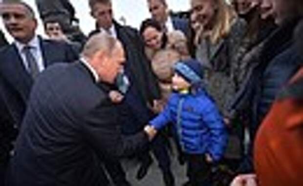 После завершения церемонии открытия открытия памятника Александру III Президент кратко пообщался с местными жителями и молодёжью.
