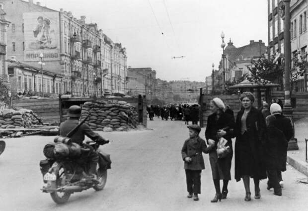 Улица оккупированного немцами Киева, 1941 год ullstein bild/ullstein bild via Getty Images