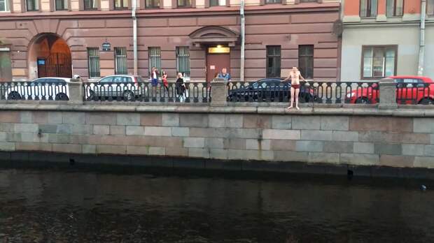Пьяный парень спрыгнул в канал Грибоедова в Петербурге