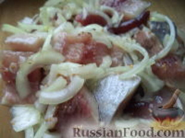Фото к рецепту: Маринованная сельдь с луком и зернами горчицы