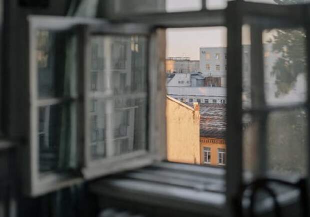 В Новосибирске девочка выпала из окна гимназии, ее госпитализировали