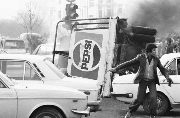 Во время беспорядков на улицах Тегерана, 1978 год AP Photo/Michel Lipchitz
