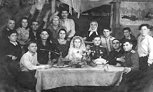 После войны люди жили бедно, потому молодые часто ограничивались регистрацией в ЗАГСе. /Фото: 187011.selcdn.ru