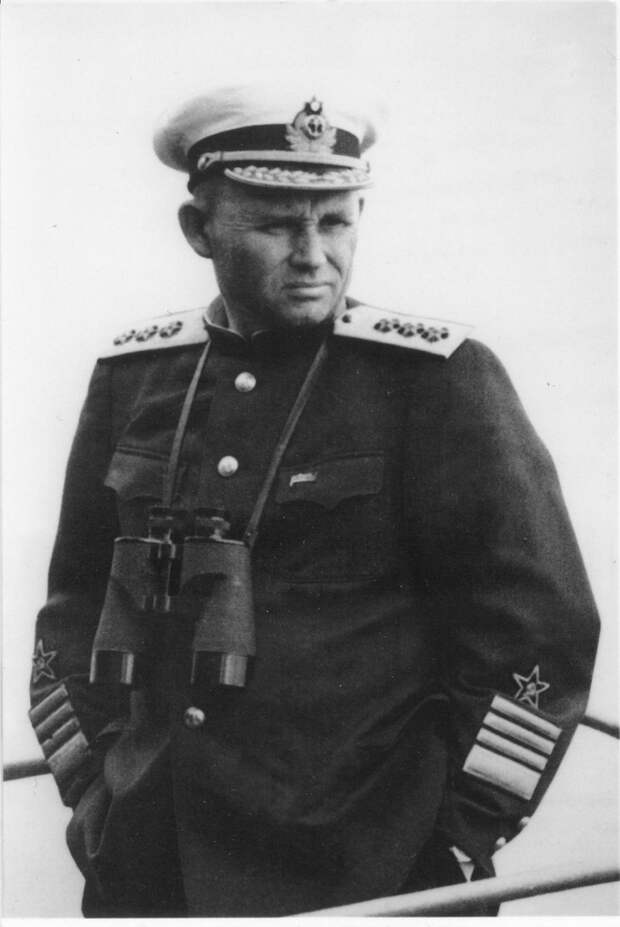 Командующий Черноморским флотом адмирал Ф.С. Октябрьский.jpg