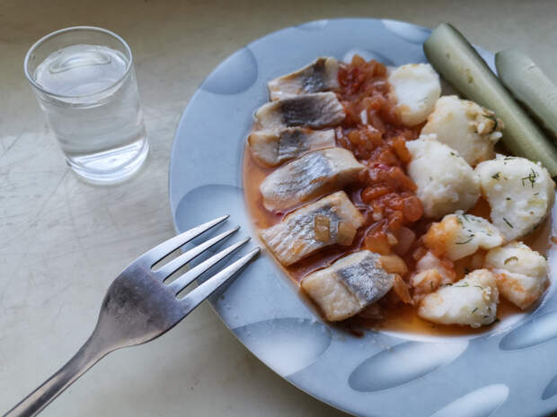 Одну категорию россиян призвали ужинать отварным картофелем с соленой сельдью и огурцами