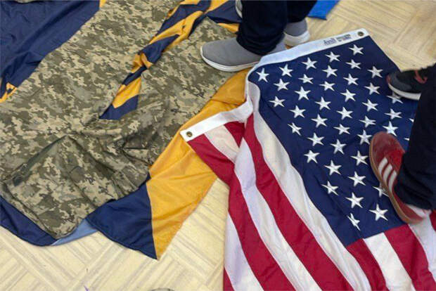 Боец СВО показал школьникам трофеи из зоны спецоперации