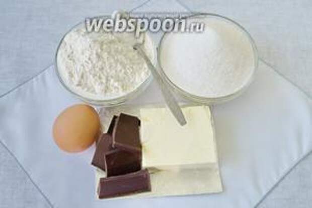 Для приготовления теста для «Мраморного» пирожного необходимы следующие ингредиенты: мука, разрыхлитель, сахар, яйца, сливочное масло и чёрный шоколад.
