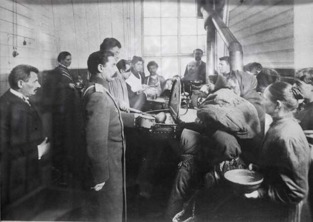 Раздача обедов в бесплатной столовой (1900-е годы)