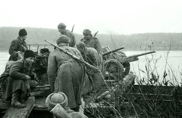 Советские артиллеристы переправляются через Дунай. На плоту стоят 45-мм противотанковые пушки. Артиллерия РККА, Великая Отечественная война, история