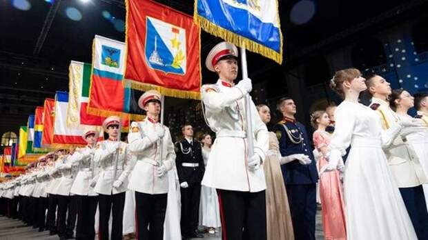 "Друг за друга горой, за Отчизну стеной": Три тысячи кадетов спели песню про Россию, установив рекорд