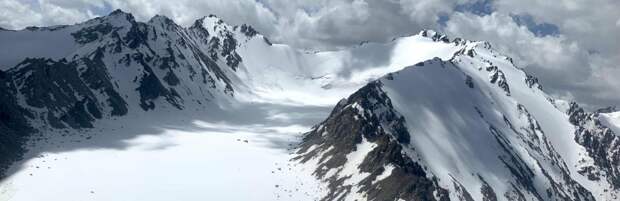На Шымбулаке туриста накрыла лавина во время катания вне трасс