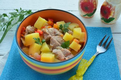 Индейка с овощами, приготовленная в мультиварке