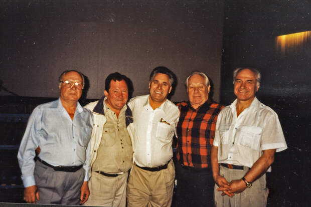 Фото 18 8 Доме кино перед премьерой фильма На заре туманной юности Справа Дога и Панин, второй слева Павлов.jpg