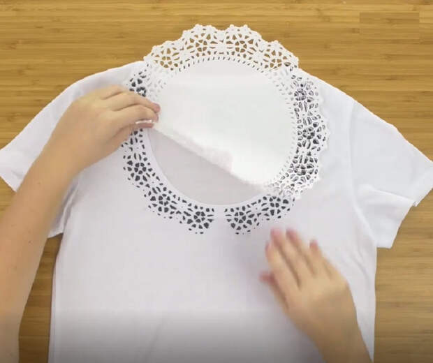 Как превратить простую футболку в элегантную блузу с помощью этого простого трюка