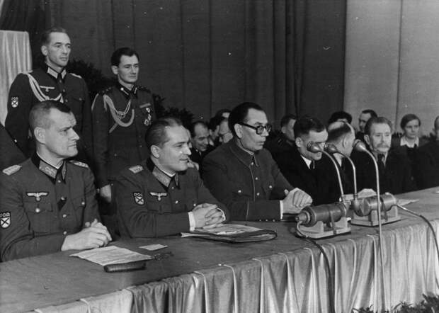 Генералы РОА Ф.И. Трухин, Г.Н. Жиленков и А.А. Власов на съезде КОНР в Праге.jpg