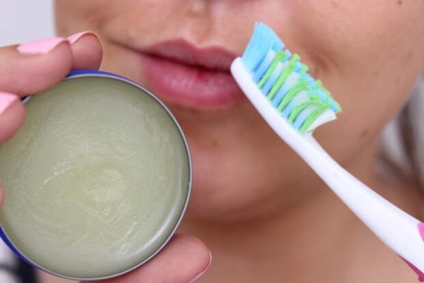 8160610-vaseline-multiuse-beauty-lip-exfoliator-1480532226-650-eb3e651b42-1481908582