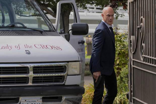Stabler arrives at a crime scene on Law & Order: Organized Crime Season 5 Episode 5