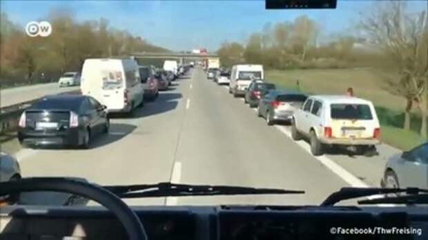 Картинки по запросу Спасатели благодарят законопослушных немецких водителей, создавших коридор из машин на автобане