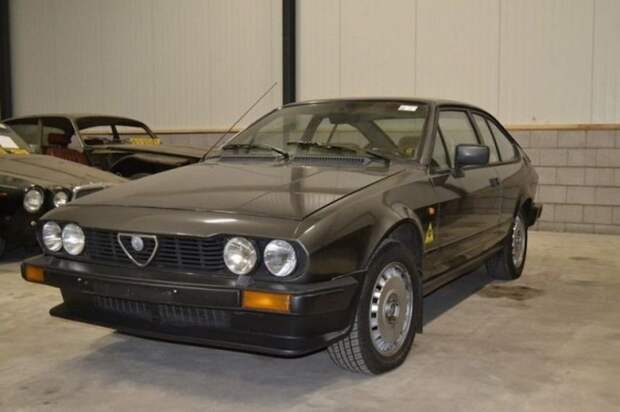 Пусть и не так активно, но все же идут торги за Alfa Romeo Alfetta GTV 1982 г.в. в состоянии 