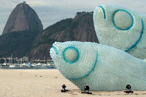 11. Скульптура из пластиковых бутылок на одном из пляжей Рио-де-Жанейро. интересное, фото
