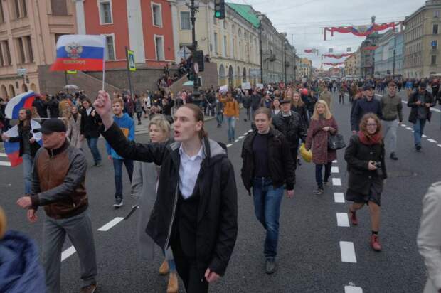 люди на митинге в Питере