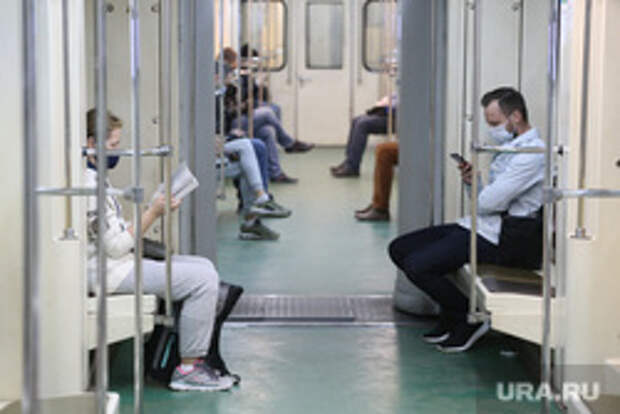 Спальные районы Москвы во время периода самоизоляции. Москва, лето, метро, вагон, коронавирус