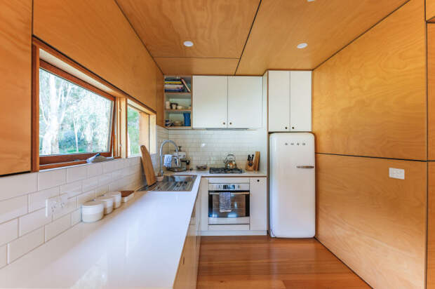 Довольно просторная кухня обеспечивает функциональным пространством новоиспеченную хозяйку небольшого контейнерного дома (Австралия). | Фото: livingbiginatinyhouse.com.