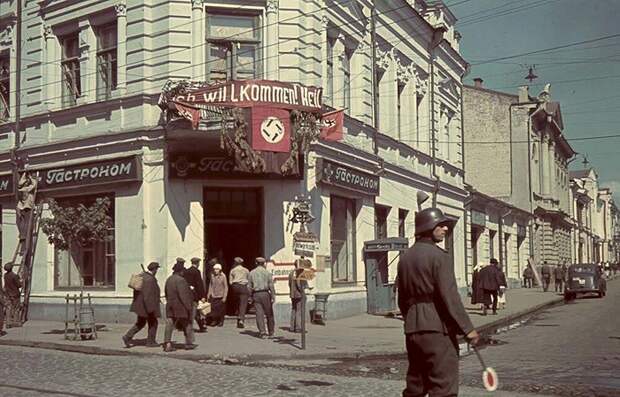 Колоритные фотографии, сделанные немецким корреспондентов во время оккупации Харькова в 1941 - 1942 году.