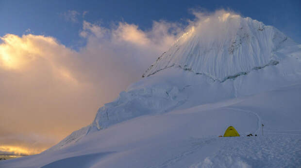 Самая красивая гора мира, расположена в Перу. Её высота 5947 метров над уровнем моря.