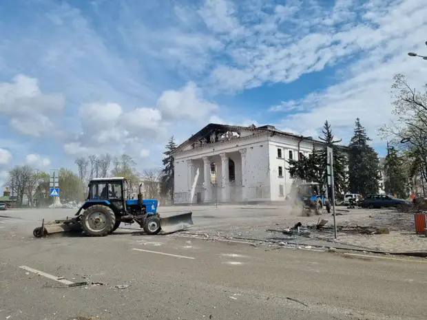 Российские спасатели приступили к разбору завалов драмтеатра в Мариуполе
