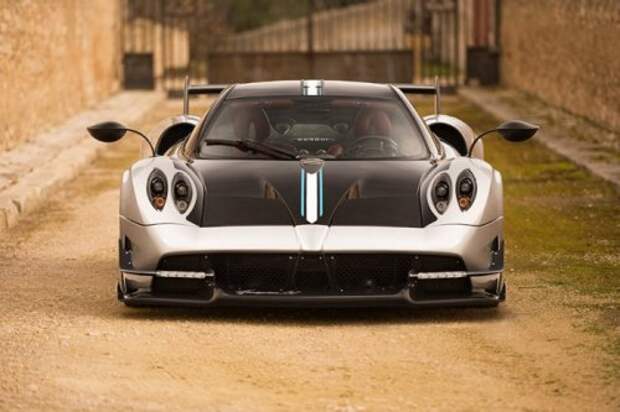 Двухдверный гиперкар от Pagani Automobili (17 фото)