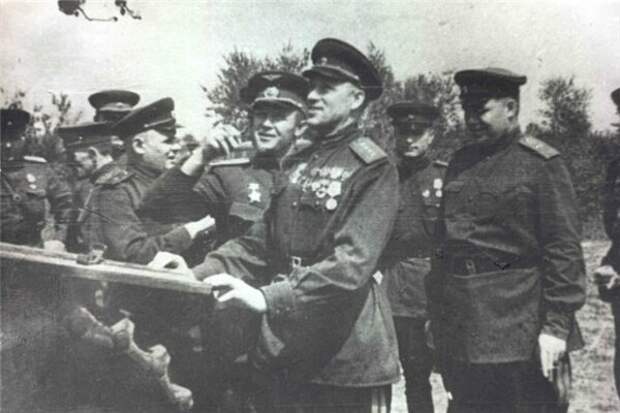 Рокоссовский со своим штабом осматривает подбитую на Курской гуде немецкую технику, фото из открытых источников