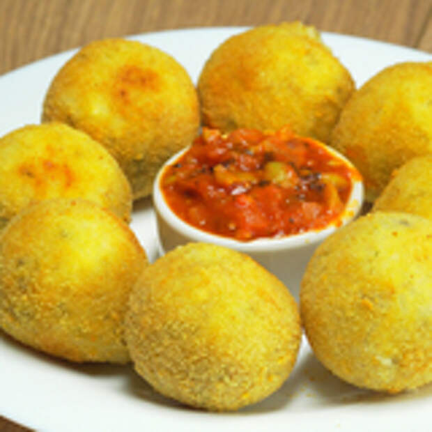 Аранчини с моцареллой и соусом арабьята