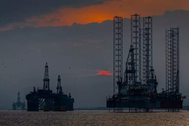 Эксперт: решение ОПЕК+ и опасность удара по нефтепроводам повысят цены на нефть