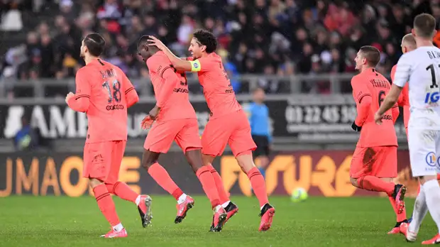 «Триллер» в Амьене, «сухой лист» в Саутгемптоне и гол-финт в Берлине: события субботы в европейском футболе