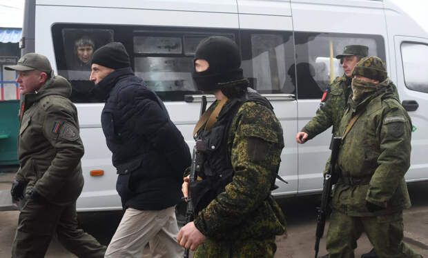 Представители ДНР и граждане Украины на КПП на окраине города Горловка в Донецкой области - РИА Новости, 1920, 18.03.2022