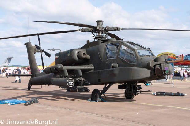 Войска НАТО с автоматами М-16 и вертолеты США Apache увидели на "Красной площади". Разместились за Спасской башней