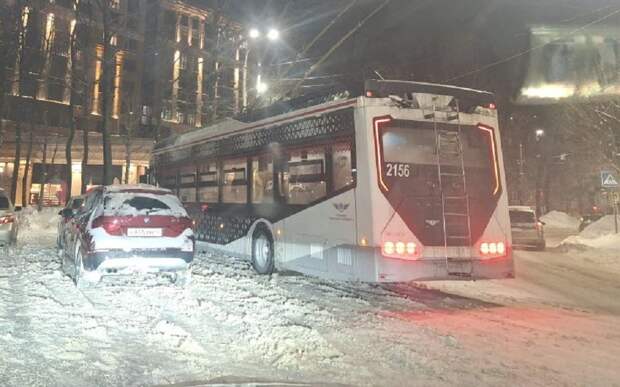 На площади Мичурина остановились троллейбусы