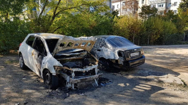 В Севастополе сгорели три машины