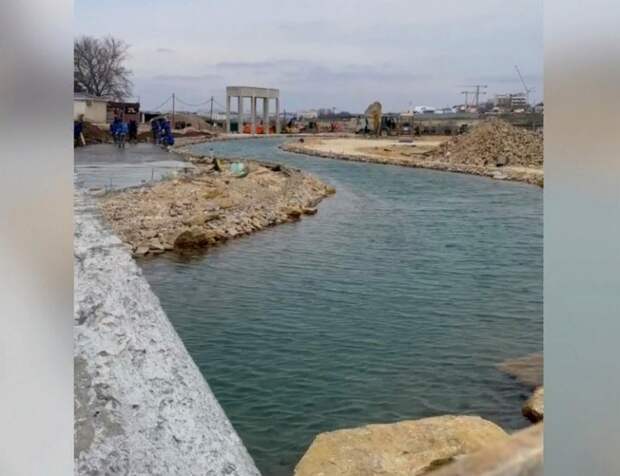 В Севастополе появилась новая река. На поверхность выведен подземный поток. 75-метровое русло будет зарыблено и украшено экзотической растительностью.-2