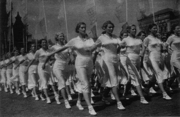 Девушкиспортсменки на первомайском параде в Москве СССР 1937 год