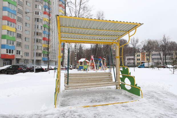 Отремонтированные качели/ Роман Балаев