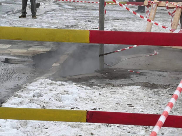 В Оренбурге двое студентов упали в яму с кипятком из-за обвала грунта