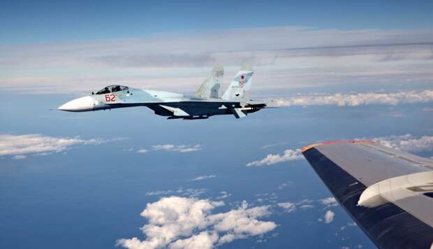 самолёт Су-27 в небе.  фото: картинки  яндекса.