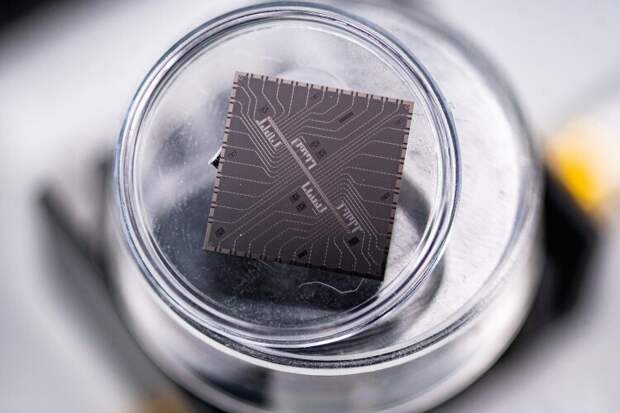 Первая флаксониумовая квантовая машина России: визит Лихачева в НИТУ МИСИС