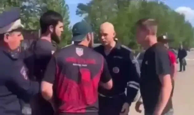 В городе Котово, что в Волгоградской области, произошел очередной культурный обмен между представителями малых "братских" народов (предварительно выходцами из республик Северного Кавказа) и россиянами.-3