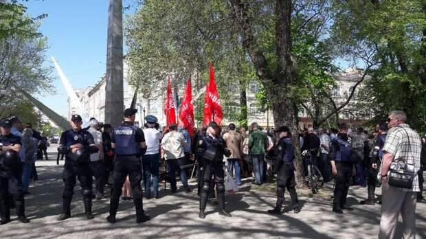1 мая - красная тряпка для последователей Гитлера: националисты сорвали демонстрации на Украине, а в ДНР - грандиозное шествие